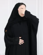 ⁦عباية بشت بتطريز شك اسود مخفي على اكمام⁩ - الصورة ⁦5⁩
