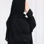 ⁦عباية بشت بتطريز شك اسود مخفي على اكمام⁩ - الصورة ⁦2⁩