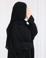 ⁦عباية بشت بتطريز شك اسود مخفي على اكمام⁩ - الصورة ⁦2⁩