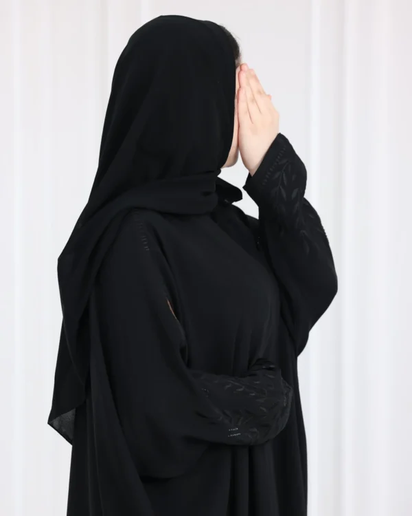 ⁦عباية بشت بتطريز شك اسود مخفي على اكمام⁩ - الصورة ⁦2⁩