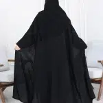 ⁦عباية بشت بتطريز شك اسود مخفي على اكتاف⁩ - الصورة ⁦3⁩
