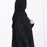 ⁦عباية بشت بتطريز شك اسود مخفي على اكتاف⁩ - الصورة ⁦7⁩