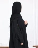 ⁦عباية بشت بتطريز شك اسود مخفي على اكتاف⁩ - الصورة ⁦7⁩
