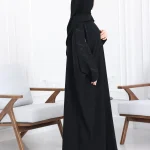 عباية بشت بتطريز شك اسود مخفي على اكتاف