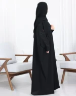 عباية بشت بتطريز شك اسود مخفي على اكتاف
