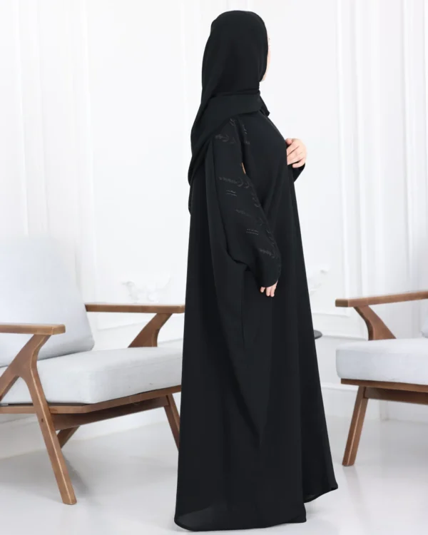 ⁦عباية بشت بتطريز شك اسود مخفي على اكتاف⁩ - الصورة ⁦8⁩