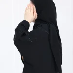 ⁦عباية بشت بتطريز شك اسود مخفي على اكتاف⁩ - الصورة ⁦2⁩