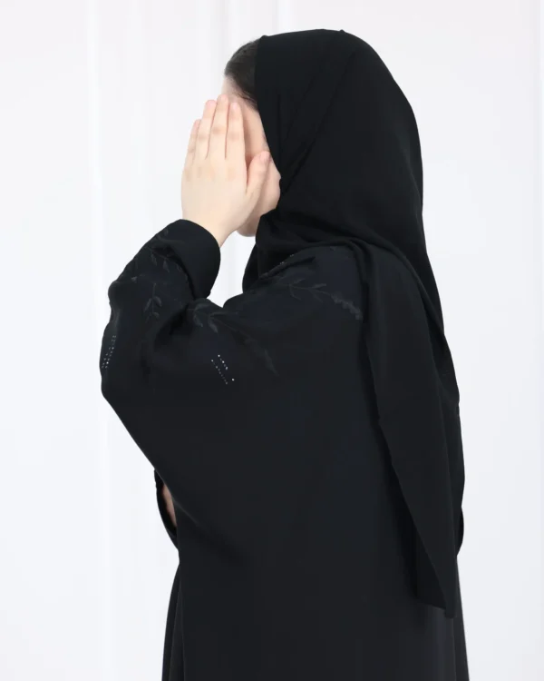 ⁦عباية بشت بتطريز شك اسود مخفي على اكتاف⁩ - الصورة ⁦2⁩