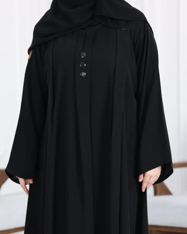 عباية ساده مغلقه بزراير مزينه نص كلوش محدد من الأكمام واجناب