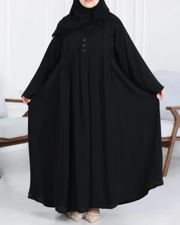 ⁦عباية ساده مغلقه بزراير مزينه نص كلوش محدد من الأكمام واجناب⁩ - الصورة ⁦2⁩