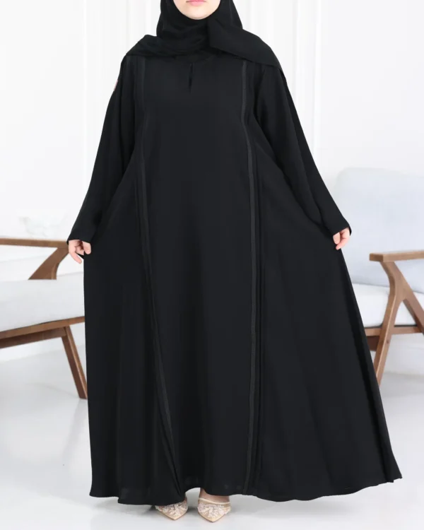 عباية ساده نص كلوش مغلقه مزينه بشريط و محدد من اجناب