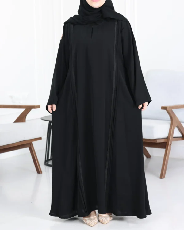 ⁦عباية ساده نص كلوش مغلقه مزينه بشريط و محدد من اجناب⁩ - الصورة ⁦3⁩