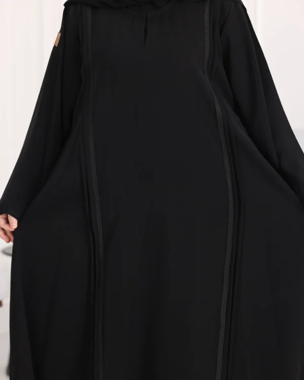 ⁦عباية ساده نص كلوش مغلقه مزينه بشريط و محدد من اجناب⁩ - الصورة ⁦4⁩