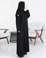 ⁦عباية ساده نص كلوش مغلقه مزينه بشريط و محدد من اجناب⁩ - الصورة ⁦5⁩