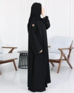 ⁦عباية ساده نص كلوش مغلقه مزينه بشريط و محدد من اجناب⁩ - الصورة ⁦2⁩