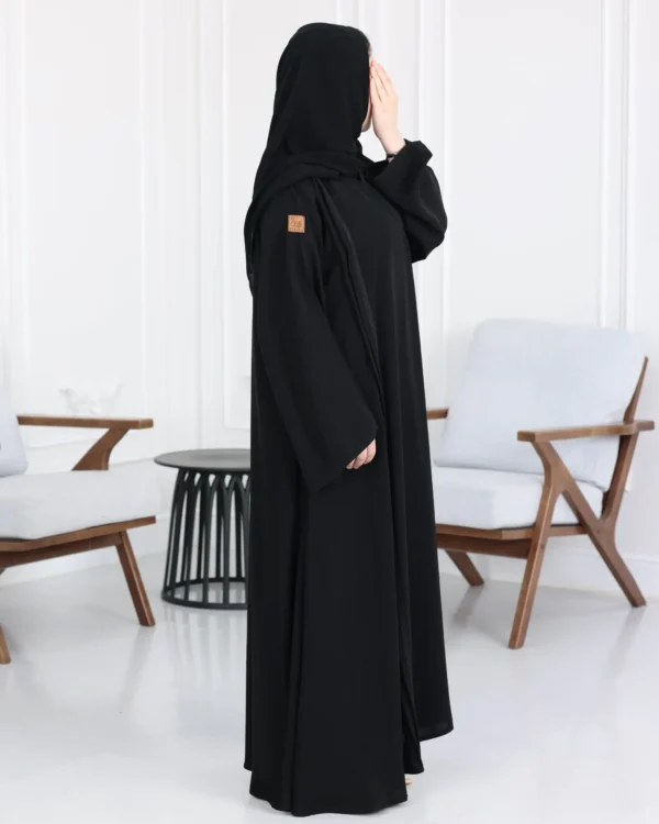 ⁦عباية ساده نص كلوش مغلقه مزينه بشريط و محدد من اجناب⁩ - الصورة ⁦2⁩