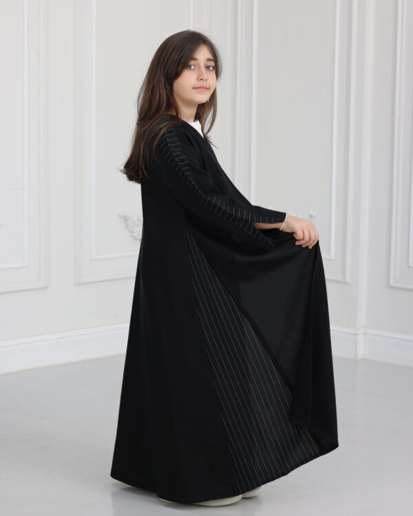 ⁦عباية بناتي مندمجة بكتان مخطط ابيض⁩ - الصورة ⁦4⁩