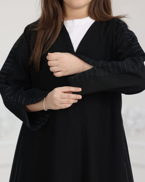 ⁦عباية بناتي مندمجة بكتان مخطط ابيض⁩ - الصورة ⁦7⁩