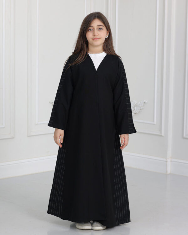 ⁦عباية بناتي مندمجة بكتان مخطط ابيض⁩ - الصورة ⁦2⁩