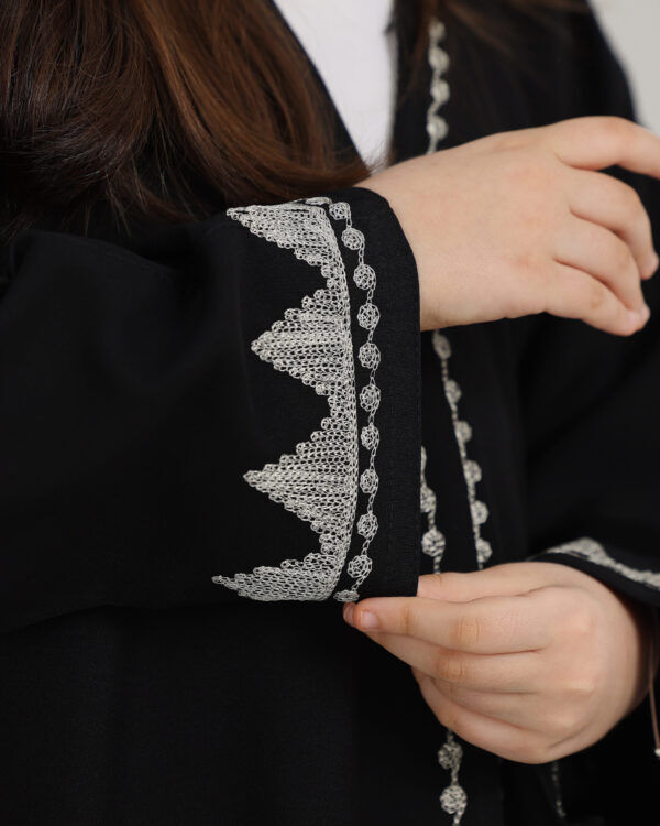 ⁦عباية بنات بتطريز اري بلون الابيض⁩ - الصورة ⁦3⁩