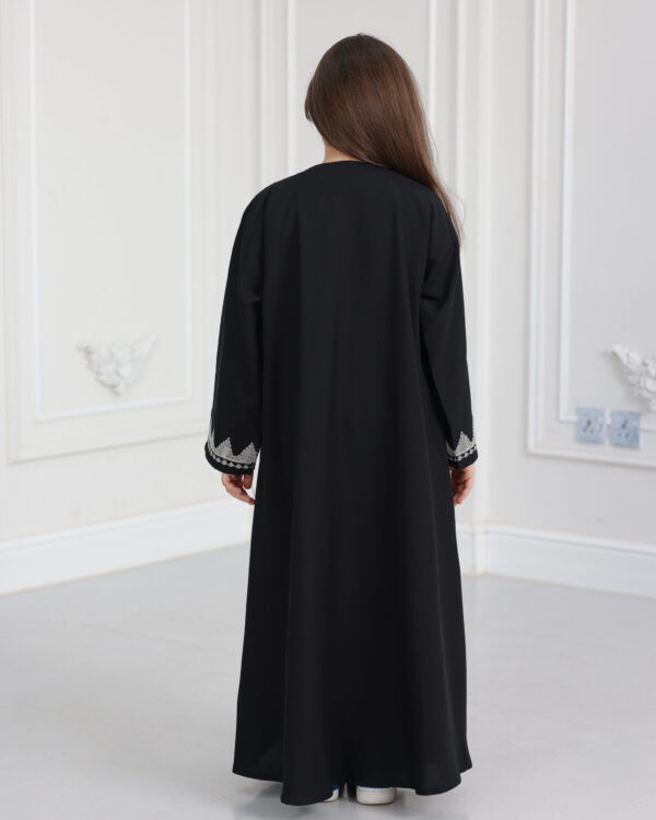 ⁦عباية بنات بتطريز اري بلون الابيض⁩ - الصورة ⁦5⁩