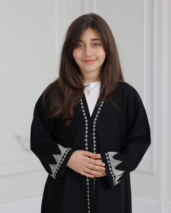 ⁦عباية بنات بتطريز اري بلون الابيض⁩ - الصورة ⁦8⁩