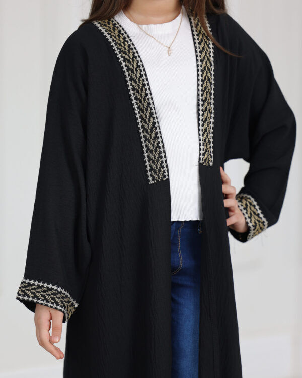 ⁦عباية بناتي سي واي مطرزة ببيج⁩ - الصورة ⁦4⁩