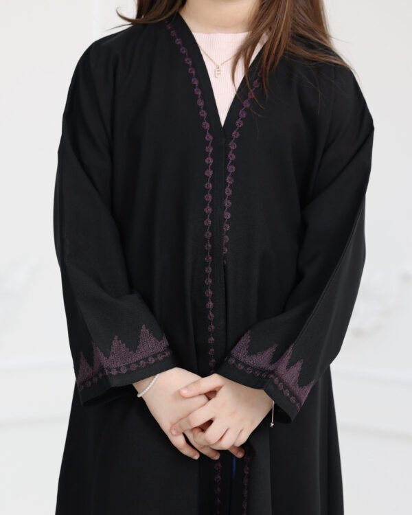 ⁦عباية بناتي بتطريز ارى بلون موف⁩ - الصورة ⁦3⁩