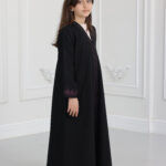 ⁦عباية بناتي بتطريز ارى بلون موف⁩ - الصورة ⁦6⁩