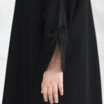 ⁦عباية بناتي فيونكة بلون اسود⁩ - الصورة ⁦2⁩