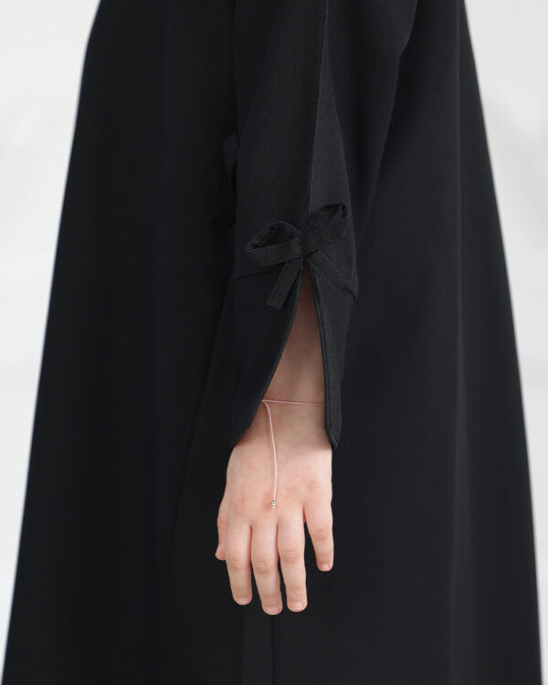 ⁦عباية بناتي فيونكة بلون اسود⁩ - الصورة ⁦2⁩