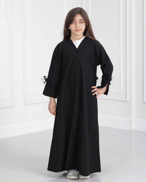 ⁦عباية بناتي فيونكة بلون اسود⁩ - الصورة ⁦5⁩