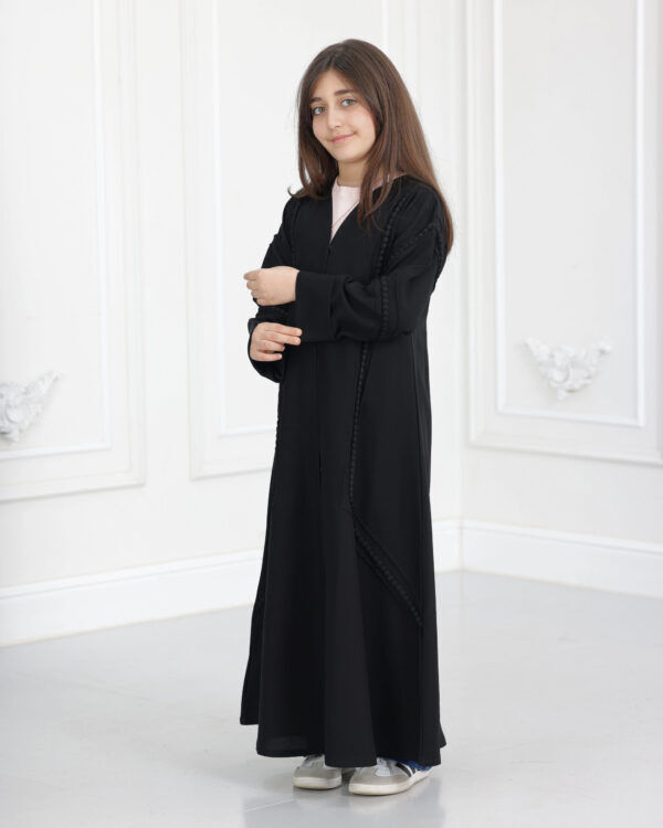 ⁦عباية بناتي محددة بقيطان اسود⁩ - الصورة ⁦6⁩