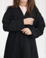 ⁦عباية بناتي محددة بقيطان اسود⁩ - الصورة ⁦3⁩