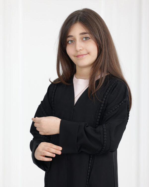 ⁦عباية بناتي محددة بقيطان اسود⁩ - الصورة ⁦4⁩