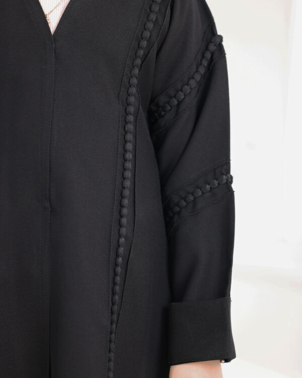 ⁦عباية بناتي محددة بقيطان اسود⁩ - الصورة ⁦2⁩