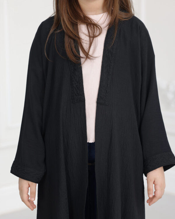 عباية بناتي سي واي مطرزة باسود