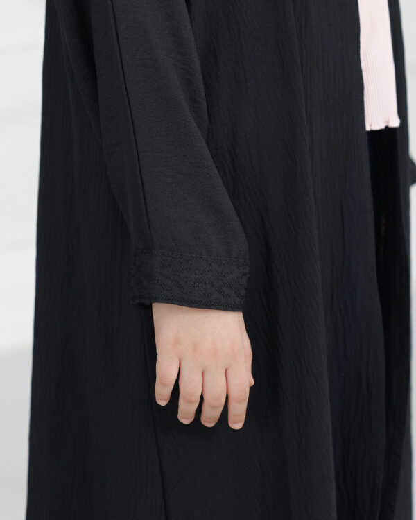 ⁦عباية بناتي سي واي مطرزة باسود⁩ - الصورة ⁦7⁩