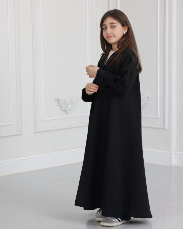 ⁦عباية بناتي مطرزة بورود اسود على اكمام⁩ - الصورة ⁦4⁩