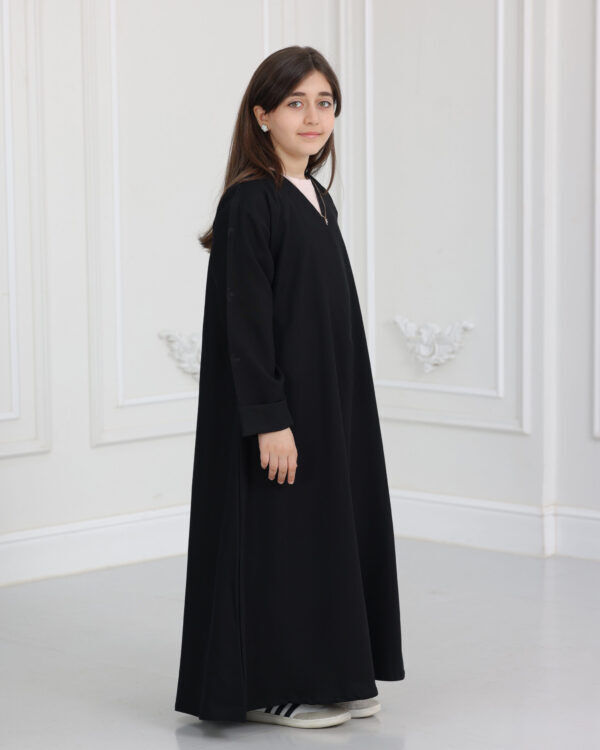 ⁦عباية بناتي مطرزة بورود اسود على اكمام⁩ - الصورة ⁦5⁩