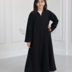 عباية بناتي مطرزة بورود اسود على اكمام