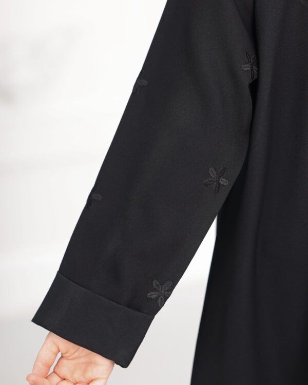 ⁦عباية بناتي مطرزة بورود اسود على اكمام⁩ - الصورة ⁦2⁩