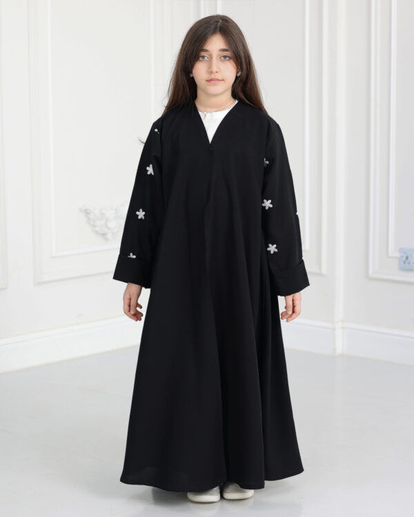 ⁦عباية بناتي مطرزة بورود ابيض على اكمام⁩ - الصورة ⁦3⁩