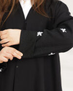 ⁦عباية بناتي مطرزة بورود ابيض على اكمام⁩ - الصورة ⁦4⁩