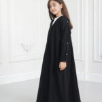 عباية بناتي مطرزة بورود ابيض على اكمام