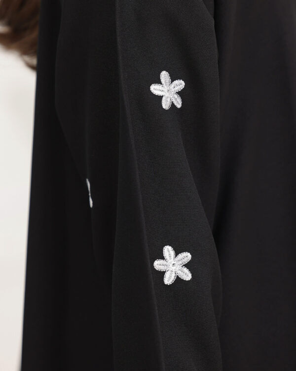 ⁦عباية بناتي مطرزة بورود ابيض على اكمام⁩ - الصورة ⁦2⁩