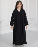 ⁦عباية بناتي مطرزة بورود وردي على اكمام⁩ - الصورة ⁦2⁩