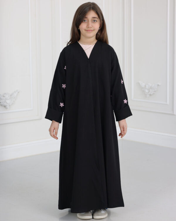 ⁦عباية بناتي مطرزة بورود وردي على اكمام⁩ - الصورة ⁦2⁩