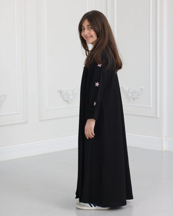 ⁦عباية بناتي مطرزة بورود وردي على اكمام⁩ - الصورة ⁦3⁩