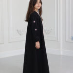 عباية بناتي مطرزة بورود وردي على اكمام